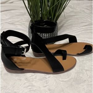 BCBGeneration Minka Women’s Black Size 7.5 Flat Sandals with zipper backs. New.